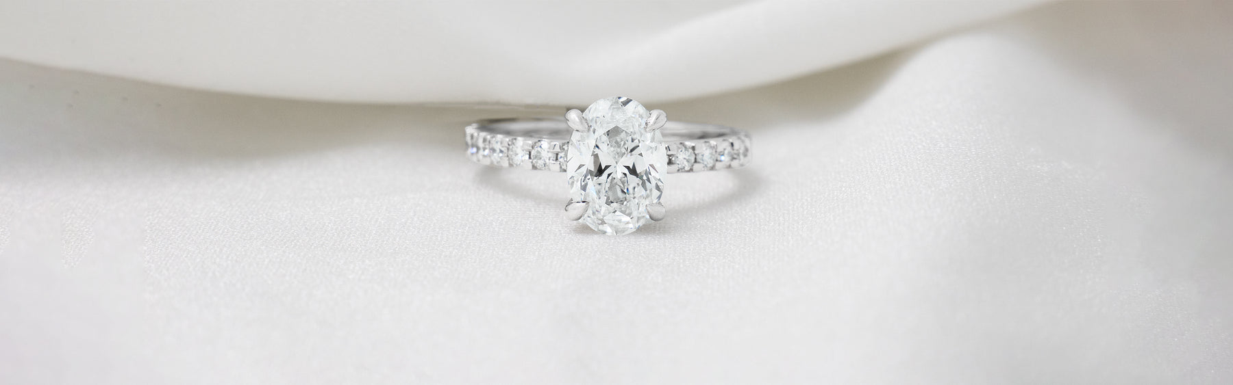 Oval cut Diamond Solitaire Engagement Ring in Platinum