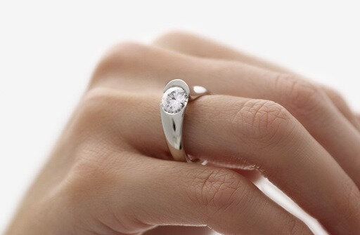 Stellad: Brilliant Cut Diamond Solitaire Ring