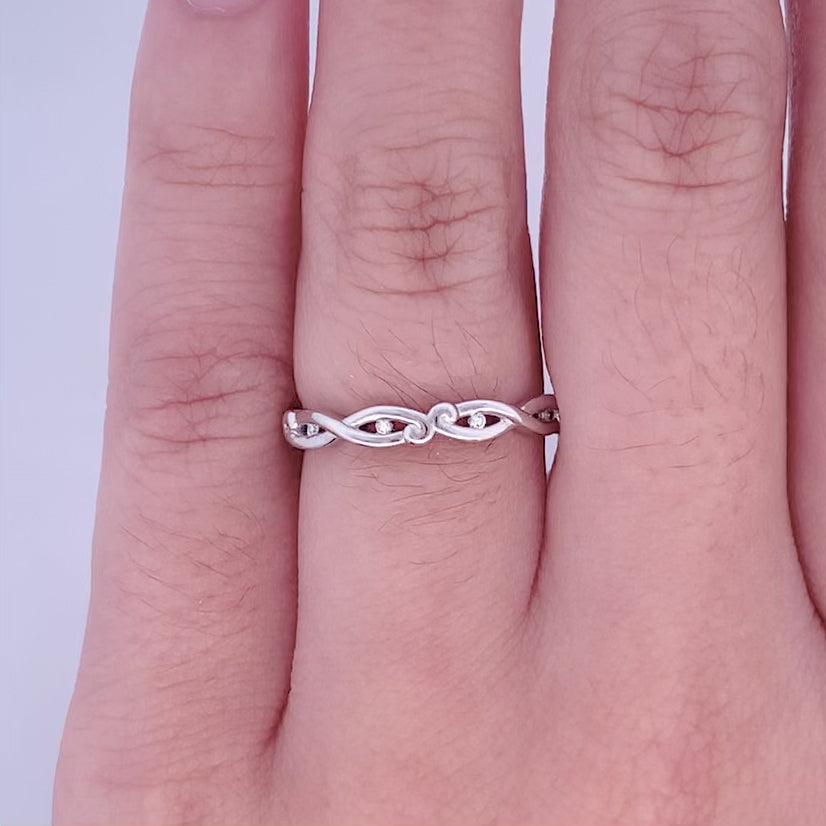 Solasta: Diamond Ring in Platinum | 0.02ctw